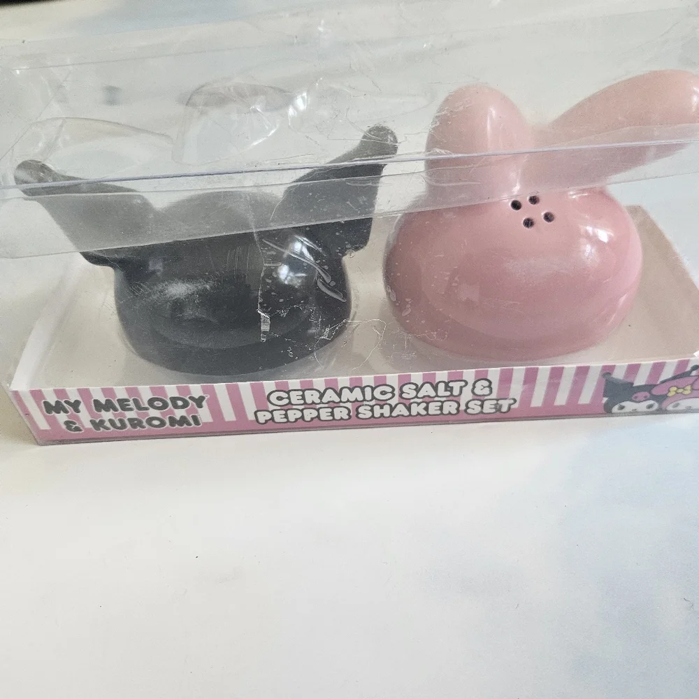 Hello Kitty Pink & Black Ceramic Salt & Pepper Shaker Set Brand New